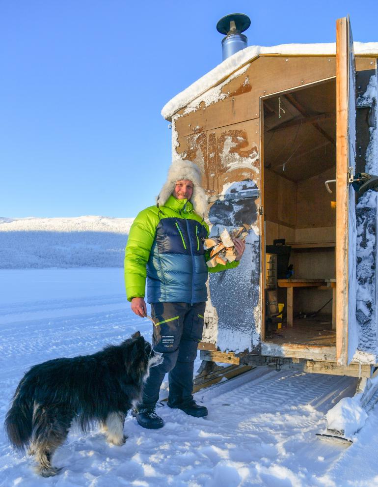 Iloinen Aki esitteli Seiskalle pilkkisaunamökkiä Kilpisjärven jäällä helmikuussa 2019.