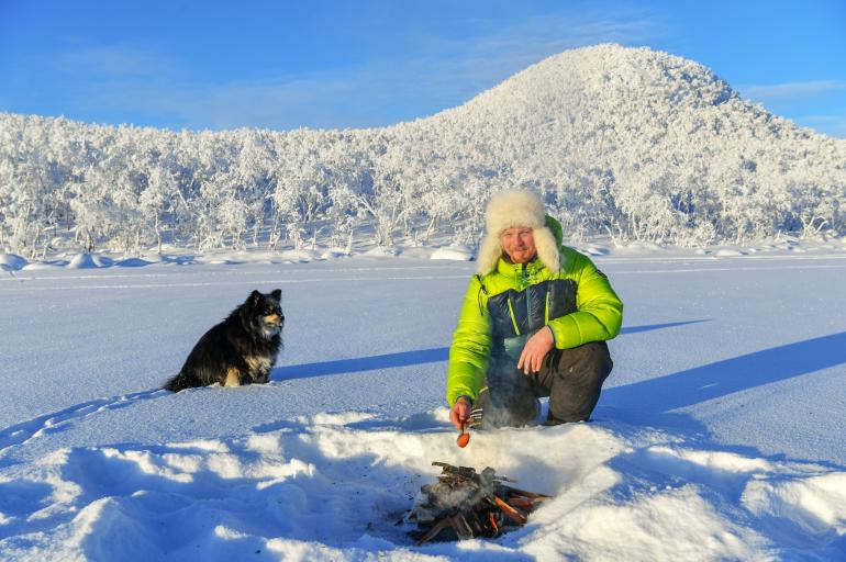 Missä tämä mies on? Aki ja Äijä-koira paistoivat Seiskan kanssa makkaraa Kilpisjärven paukkupakkasissa. - Eihän täällä tarvitse vielä edes hanskoja, Aki ilmoitti -28 asteessa.