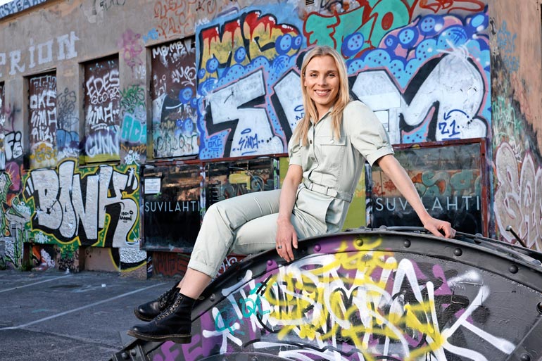 – Olen sekä nainen että intersukupuolinen, ne eivät sulje toisiaan pois, Laura sanoo.