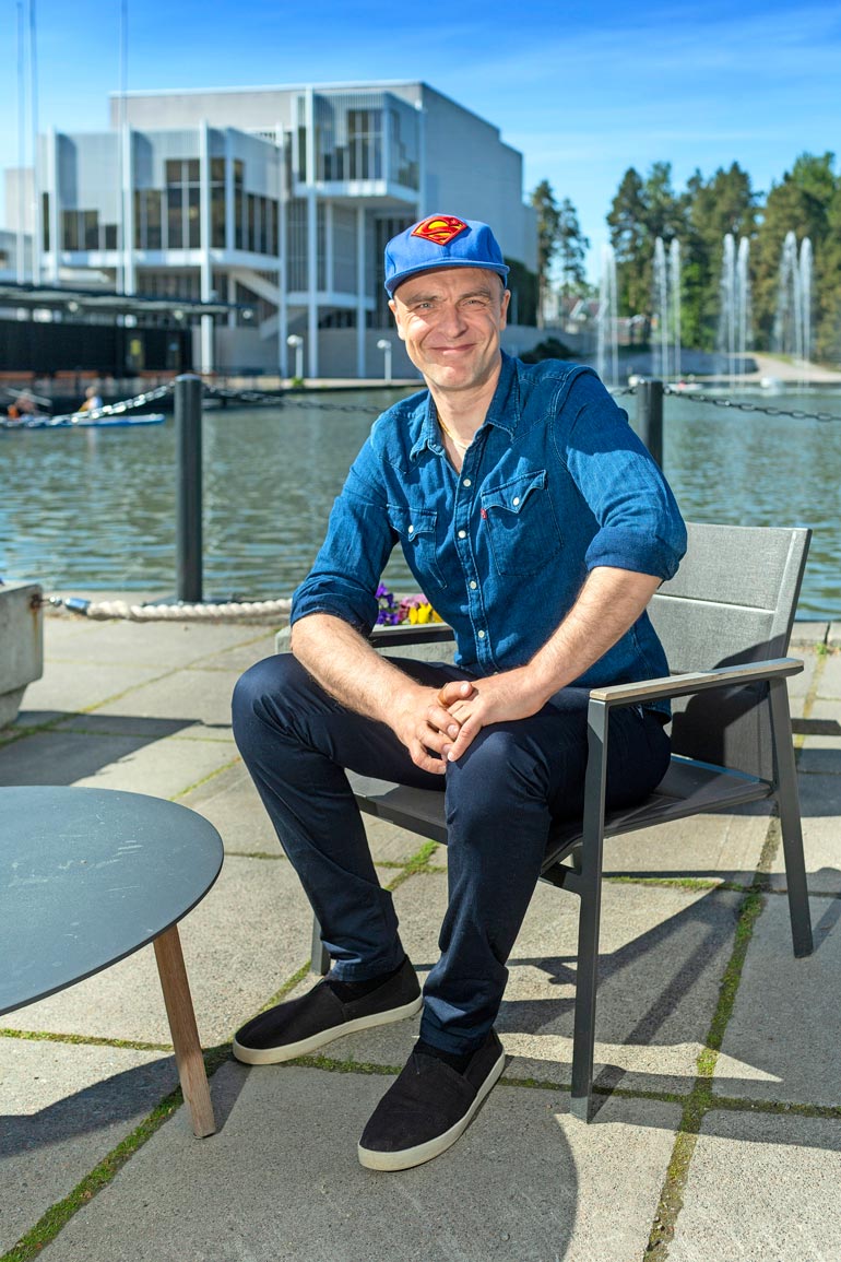 Kari Tapion poika Joona Jalkanen tutustui Matti Nykäseen kuuluisan isänsä kautta. – Faijalla oli sama keikkamyyjä kuin Masalla, jota tapasin satunnaisesti, musikaalin tuottava Joona kertoo.