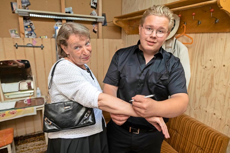 Päivi halusi PNP:n uudelta solistilta ja tulevaisuuden tangonimeltä nimmarin käsivarteensa.