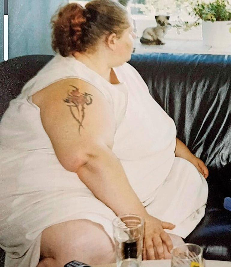 – Tällaisia kuvia on hyvä säilyttää ja muistuttaa niillä itseään, millaista on joskus ollut, Belinda sanoo katsoessaa kuvaa, jossa painaa 250 kiloa.