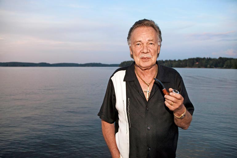 Suuri suomalainen iskelmälegenda Kari Tapio (1945–2010) kuului veteraanimäkihyppääjien kiltaan. – Faijan ennätys oli 44,5 metriä. Sen hän hyppäsi vieläpä lankut jalassa, Joona tietää.