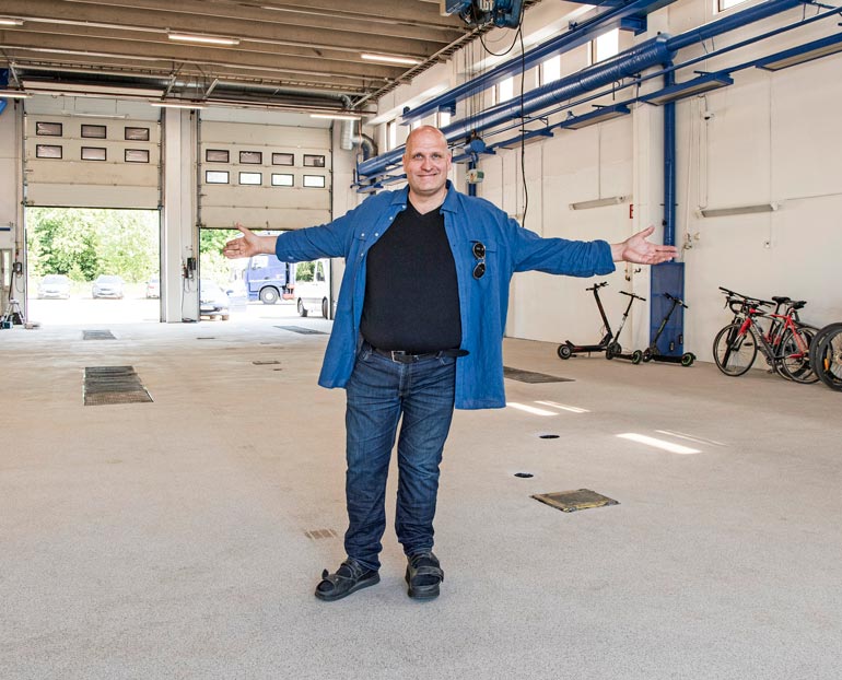 Valtavaan vuokrahalliin mahtuu monta matkailuatoa. – Yhtä autoa voidaan vastaanottaa samalla, kun toista siivotaan ja kolmatta luovutetaan uusille asiakkaille.