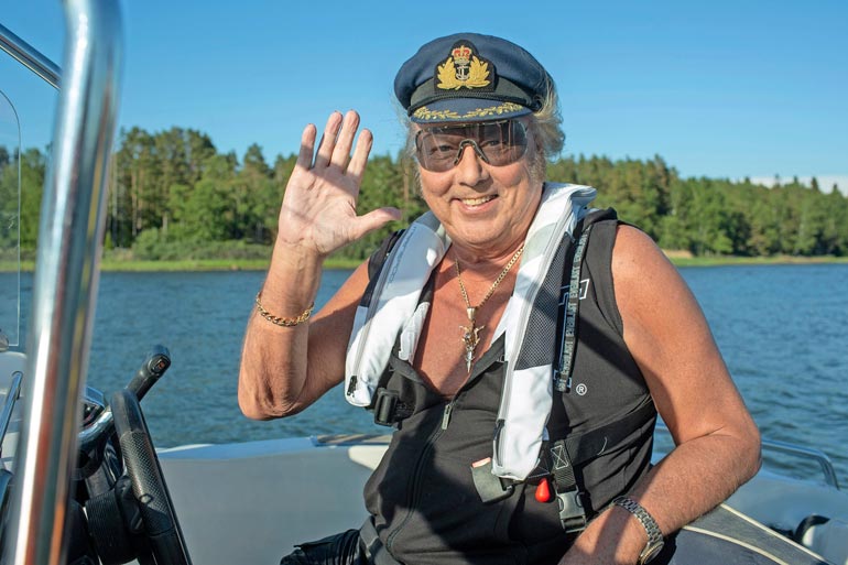 – Viisas etsii kaikesta kauneutta, Danny iloitsee kipparoidessaan uudenkiiltävää moottorivenettään.