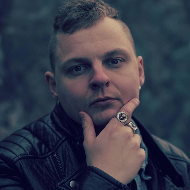 Joni muutti pari vuotta sitten avovaimonsa perässä Lahteen. - Toki musakuviotkin vaikuttivat, Joni myöntää.