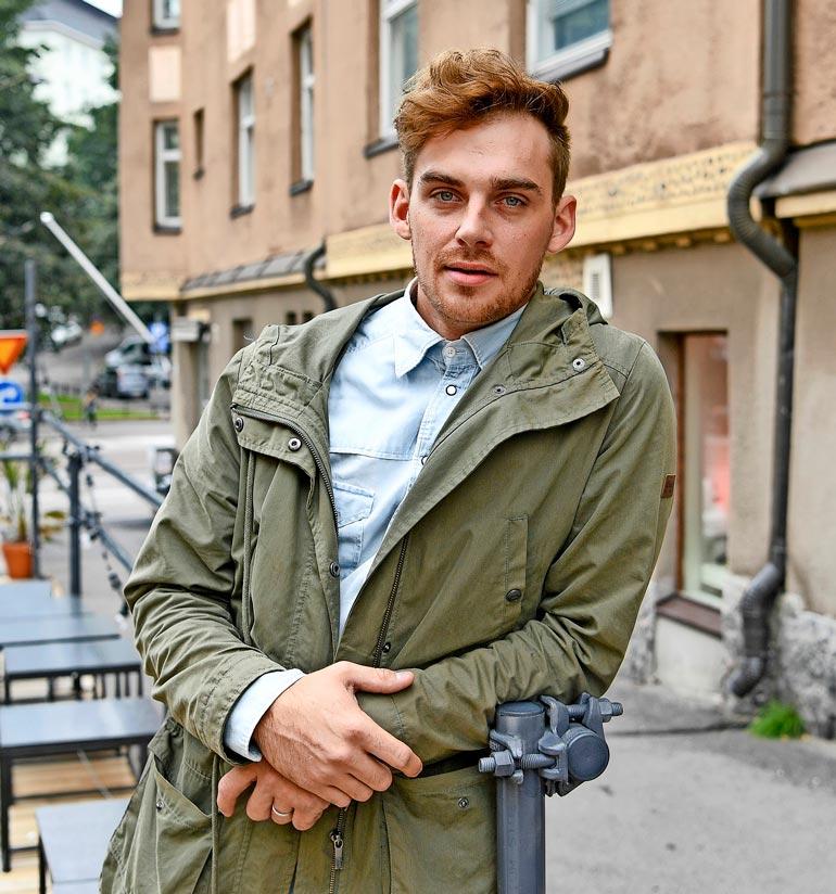 Tinderin tavoitelluin? Viime kesänä pitkäaikaisesta puolisostaan Pamela Tolasta eronneen Laurin huhutaan löytyvän deittisovellus Tinderistä. Näyttelijäkomistuksella varmasti vientiä riittää, sillä tästä miehestä ei karisma ihan heti lopu kesken.