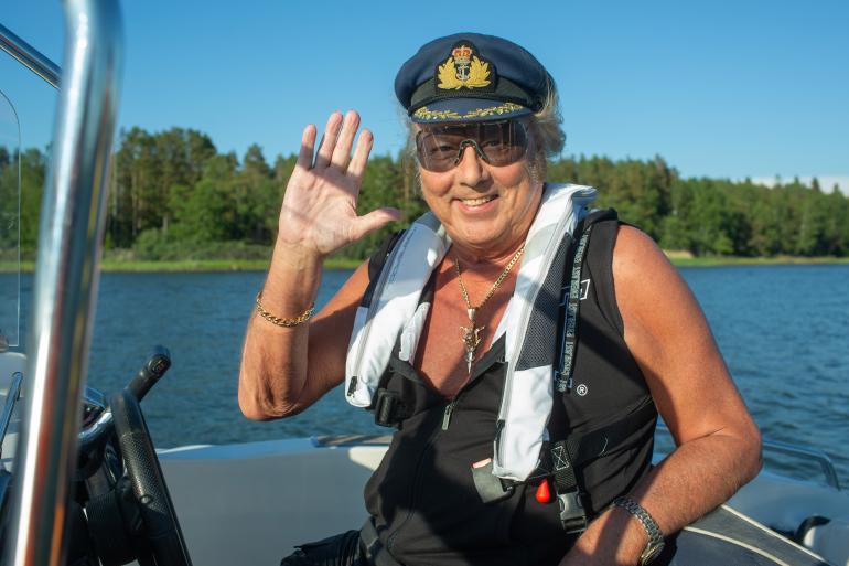 Hei vain, Seiskan lukijat! Ikänsä Raumanmerellä seilannut Danny on tottunut merenkävijä.