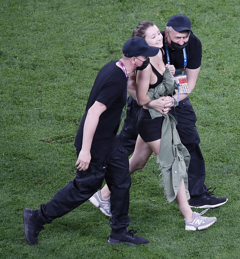 Naisen oli poistuttava stadionilta.
