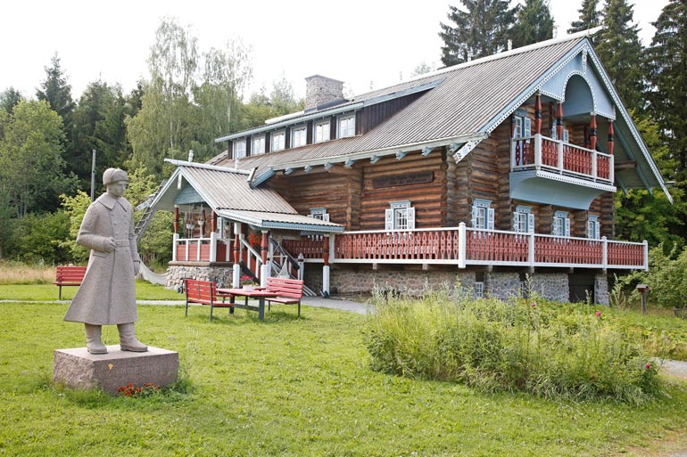 – Onneksi Hyrsylänmutkaan pääsee pieniä turistiseurueita jo nyt, mutta kysyntää tuntuisi olevan enemmänkin, turistivirtaa jo odottava Aira iloitsee.
