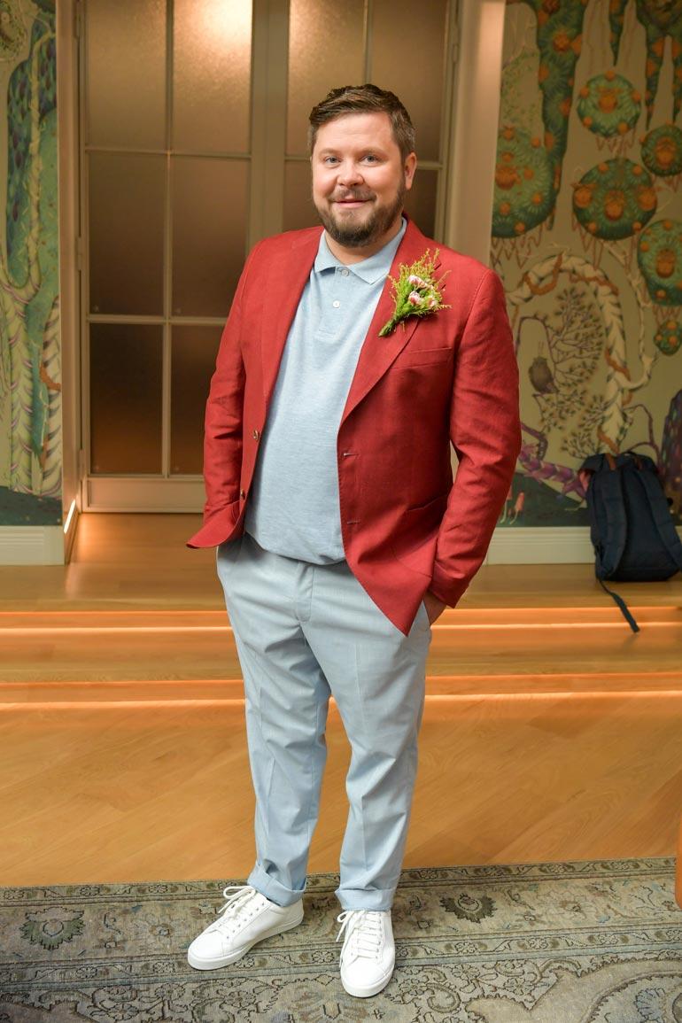 Naurettavan karismaattinen Janne on vuosien varrella tehnyt nimeä niin juontajana, näyttelijänä kuin stand up -koomikkonakin. Jannen valovoimainen karisma toimii. Miehen humoristinen ote ja rennon letkeä olemus takaisivat varmasti unohtumatonta kesäillan seuraa.