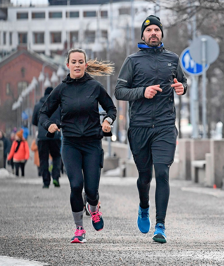 Martina Aitolehti ja Hannu Pikkarainen kuvattiin yhteisellä lenkillä alkukeväästä.