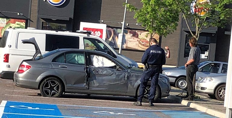 Seiskan silminnäkijän ottamassa kuvassa näkyy selvästi, kuinka vuoden 2007 Mercedes-Benz C 320 on mennyt ruttuun. Myös lauennut turvatyyny, valkoinen poliisiauto sekä Reetu (oikealla) näkyvät kuvassa.