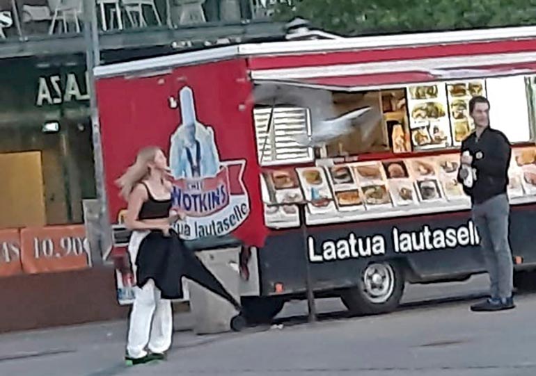 Joalin oli pukeutunut trendikkääseen kesätyyliin, johon kuuluivat värikkäät kengät, vaaleat farkut ja musta toppi.