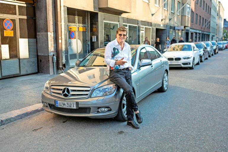 Laulaja tunnetaan kovana Mersu-miehenä. Kuvassa Reetu komeilee diesel-menopelinsä edessä vuonna 2019.
