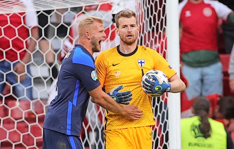 Huuhkajien maalivahti Lukas Hradecky ja toppari Paulus Arajuuri ovat erityisesti säväyttäneet otteillaan Veskua. – He ovat maailmanluokan pelaajia.