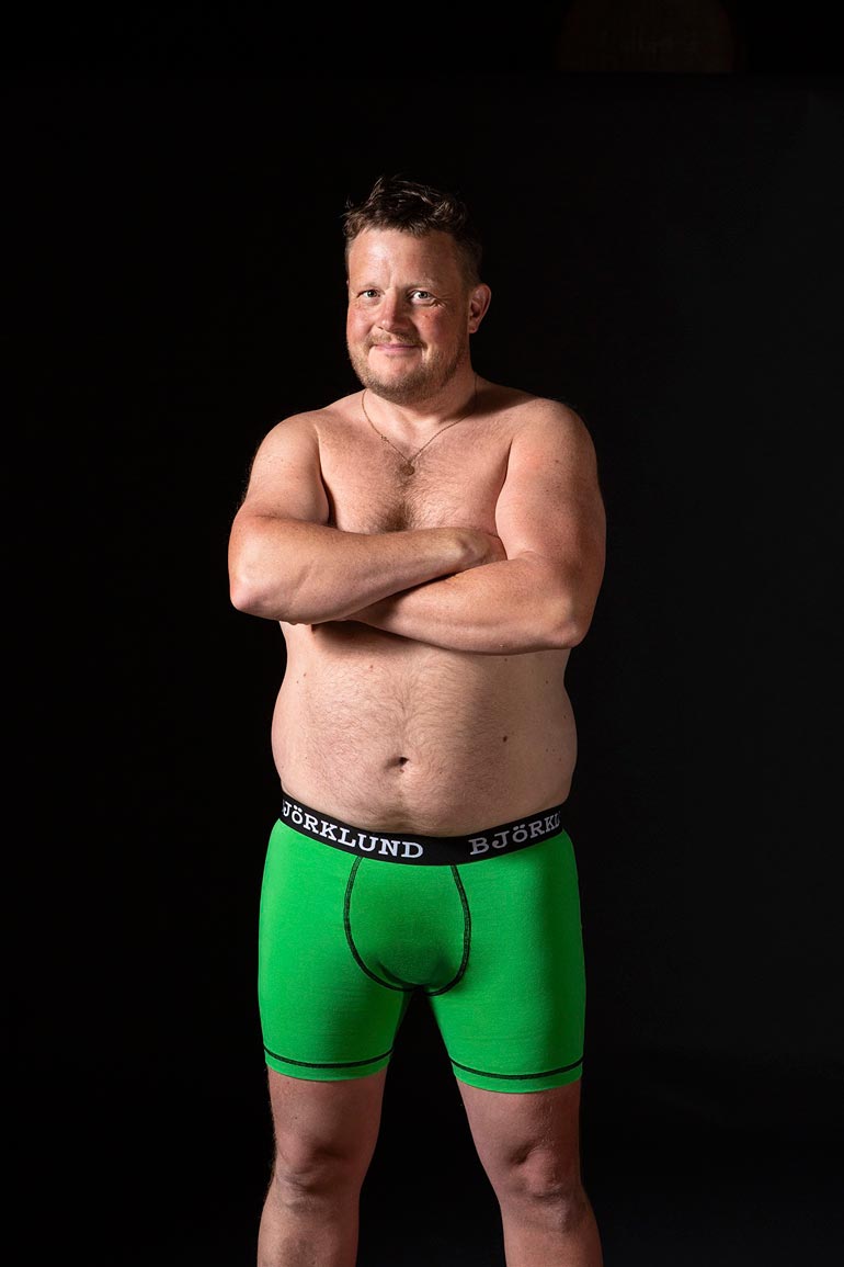 Suomalainen mies komeimmillaan! Micke poseeraa oman kalsarimerkkinsä mannekiinina.