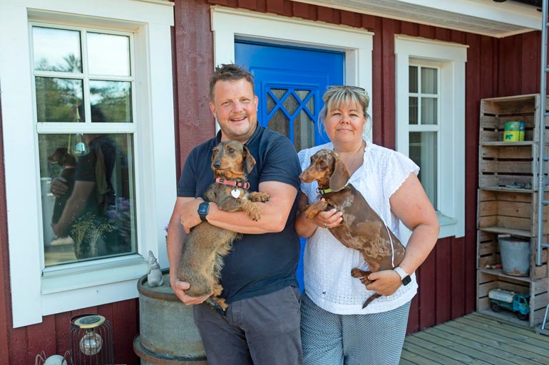 Micke ja Jenny viihtyvät saunan lisäksi yhdessä myös juttuhetkillä ruokapöydän äärellä. – Silloin juttelemme pitkään ja juomme pari lasillista kuplivaa.