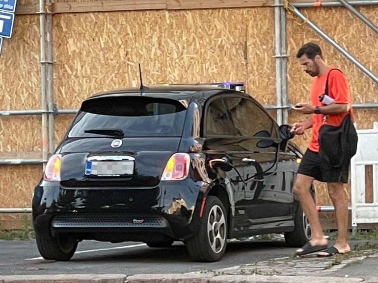 Entinen huippukiekkoilija tälläsi juuri kolhimansa auton lataukseen, vaikka asiantuntijat varoittavat tulipalon vaarasta.