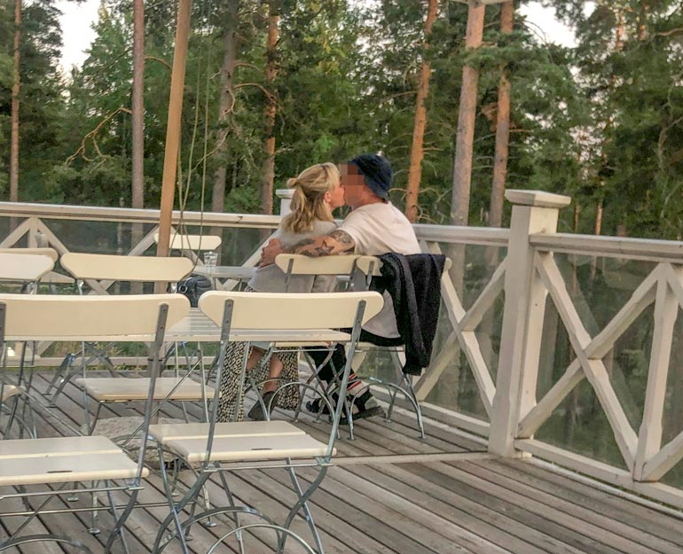 Pariskunta istui terassin peräpöydässä kuhertelemassa.
