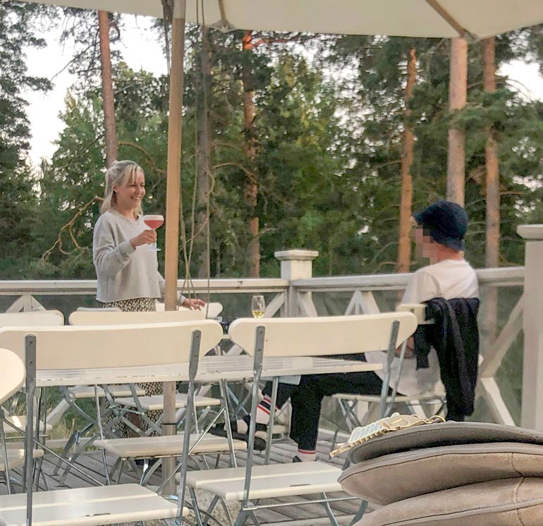 Paula ja uusi kulta huomasivat jossain vaiheessa, että heitä kuvataan, mutta eivät piitanneet huomiosta.
