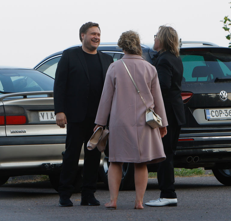 Samuli Edelmann (vas.) esiintyi kihlajaisissa.