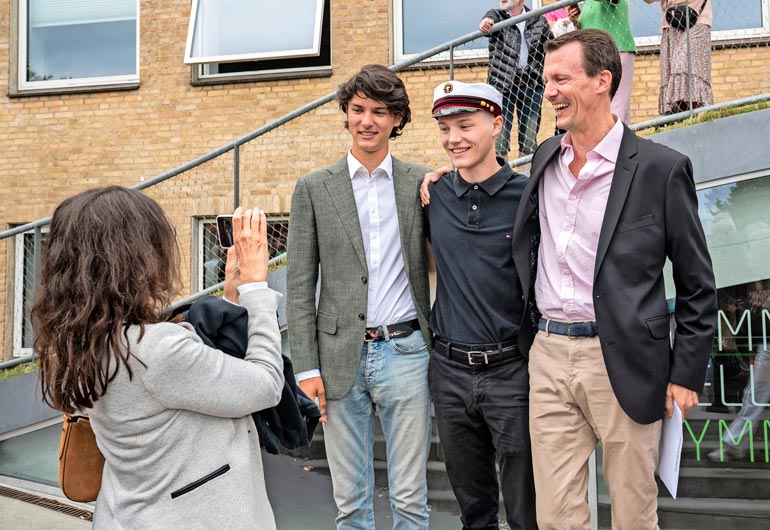 Nikolai haki vaihto-opiskeluun äitinsä synnyinmaahan Hong Kongiin, mutta koronapandemia esti suunnitelmat. Felix valitsi isänsä tavoin palvelun armeijassa.