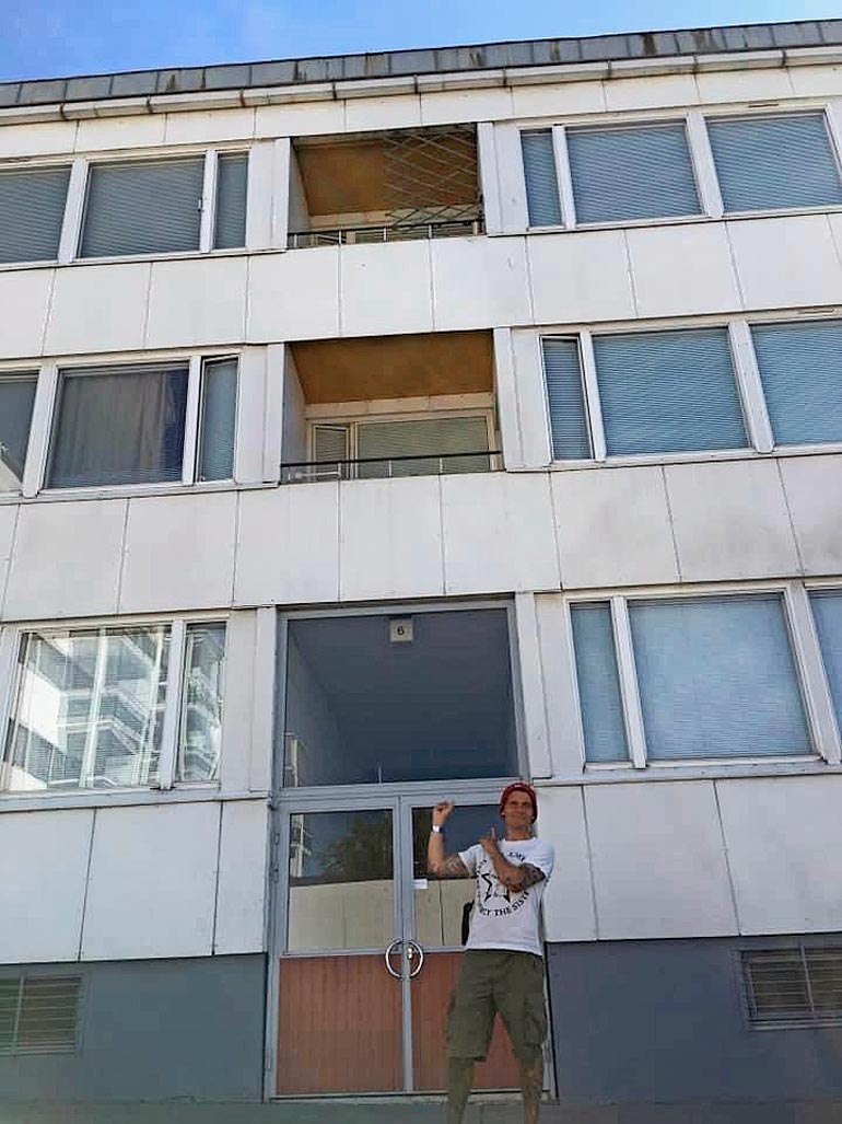 Tässä Miio putosi selälleen asvalttiin. – Olen käynyt tapahtumapaikalla joka vuosi kiitollisena siitä, että olen hengissä.