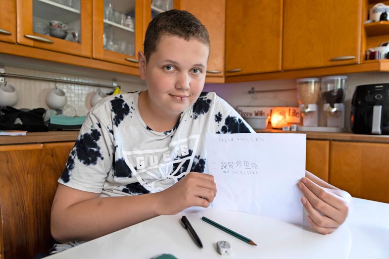 Eric kirjottaa sujuvasti kiinaa, vaikka kiinan kirjoitusmerkkien opiskelu on haastavaa syntyperäisillekin kielen puhujille.