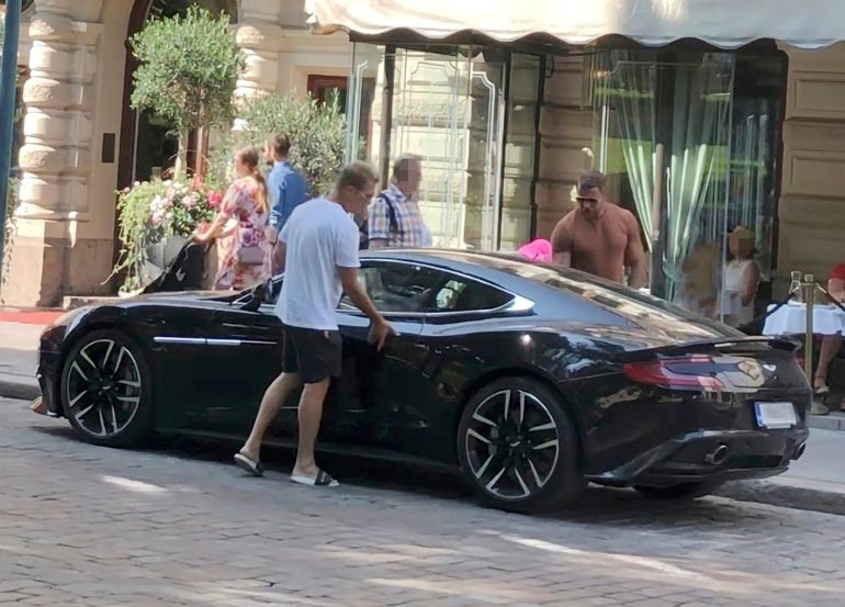 Kaksosveljet Jare ja Jere Tiihonen bongattiin äskettäin Helsingin keskustasta ajelemassa uudella Aston Martinilla.
