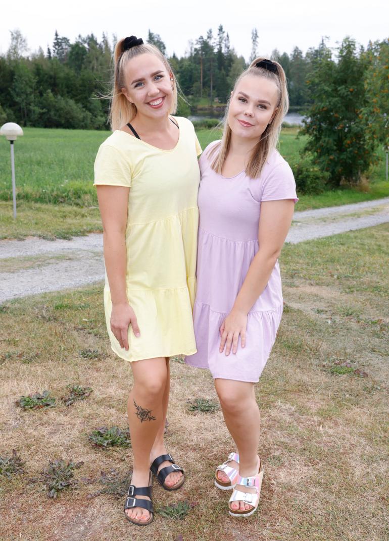 Riina Puikkonen ja Hanna Nuija vastaavat laulunäytelmän vauhdikkaista tansseista.
