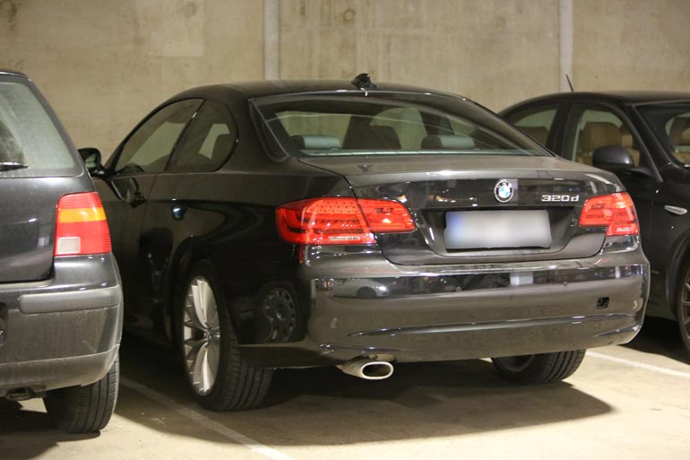 Kohuyön pesänä toimi Jennin musta BMW, josta löytyisi istumapaikkoja neljällekin.