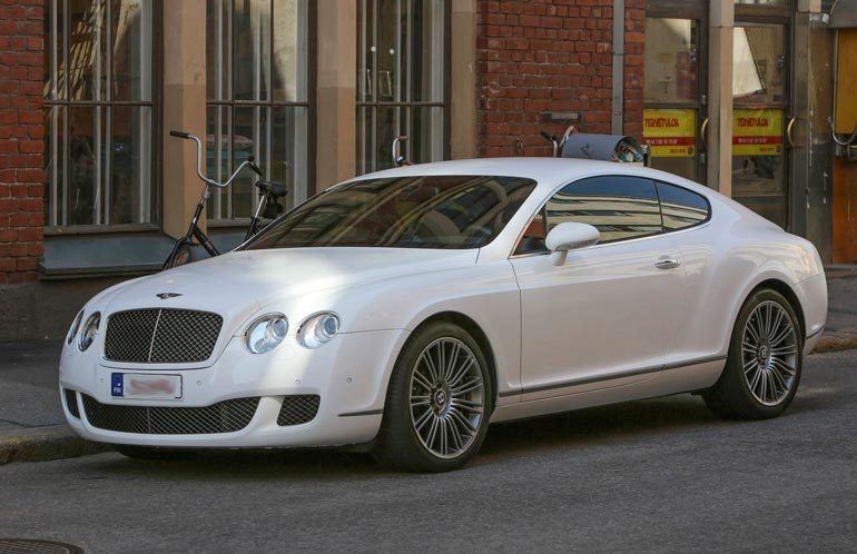 Räppäri kolaroi vuonna 2012 yli 200 000 euron arvoisen Bentley Continental -luksuskaaran sillankaiteeseen Helsingissä. Hän sai suorituksesta sakkotuomion.