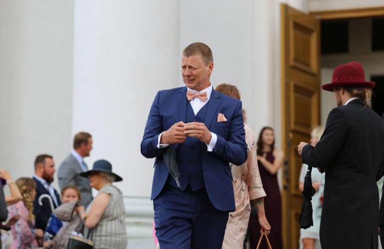 Jaakko Saariluoma oli varauttunut myrskyyn mustalla sateenvarjolla.
