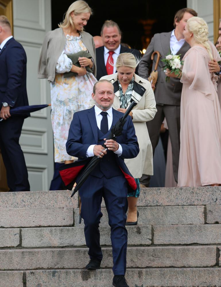 Jarppi ihastutti tummassa puvussaan.