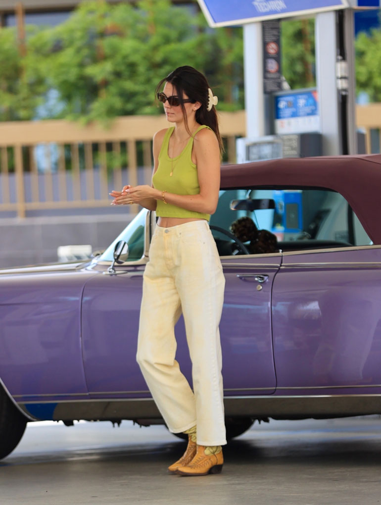 Kendall Jenner herätti huomiota kalifornialaisella huoltoasemalla.