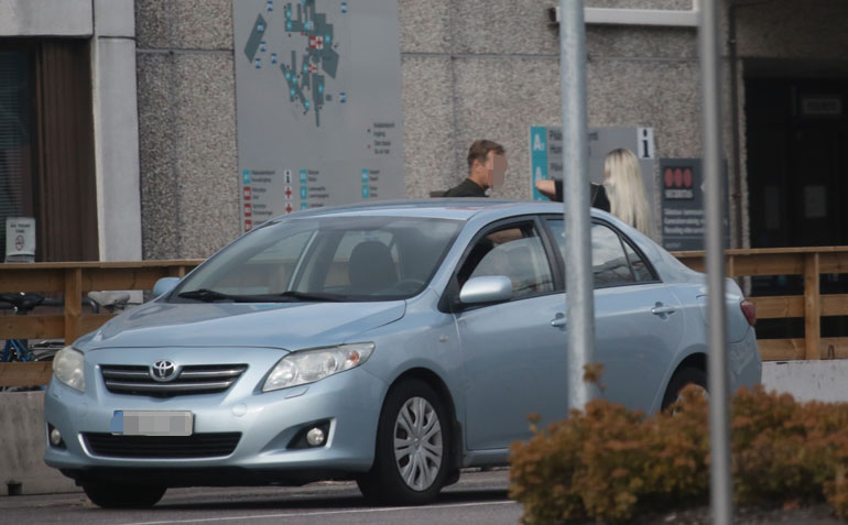Vaalea Maisa nousi autosta, jonka Mikko oli parkkeerannut aivan sairaalan eteen.