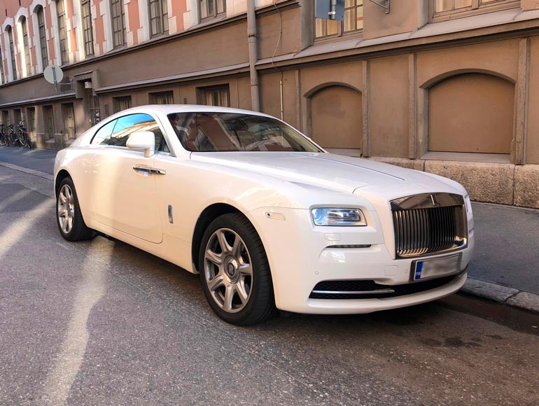 Jaren on myös nähty hoitavan päivittäisaskareitaan yli puolen miljoonan Rolls-Royce Wraith Coupella.