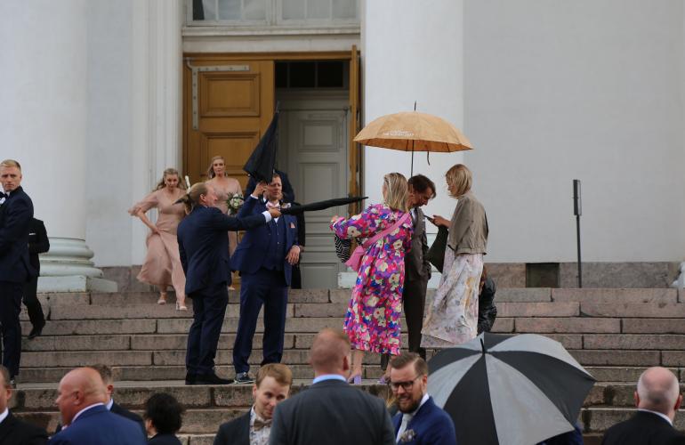 Jarppi osoitteli Veronicaa hieman vaarallisen näköisesti sateenvarjollaan.