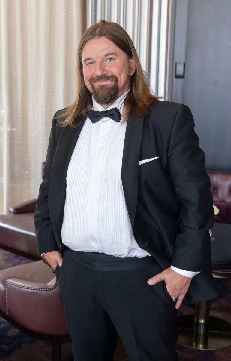 Vaimon mukaan Kari muistuttaa Bollywood-tanssijaa, mitä tulee hänen käsiliikkeisiinsä.
