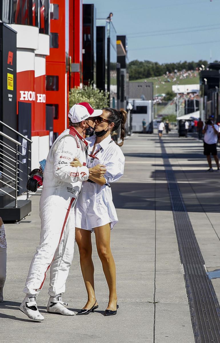 Kimi ja Minttu antautuivat suudelmaan.