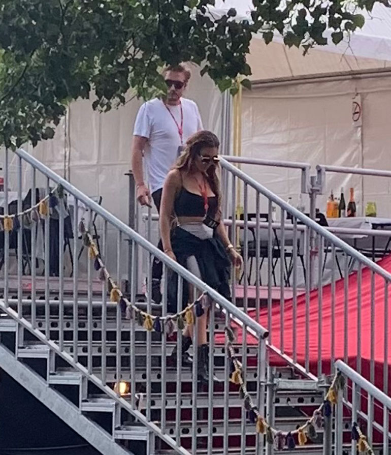 Sofia Belórf ja Stefan Therman laskeutuivat VIP-katsomosta tavallisen kansan pariin, kun paria miellyttävä keikka oli alkamassa.