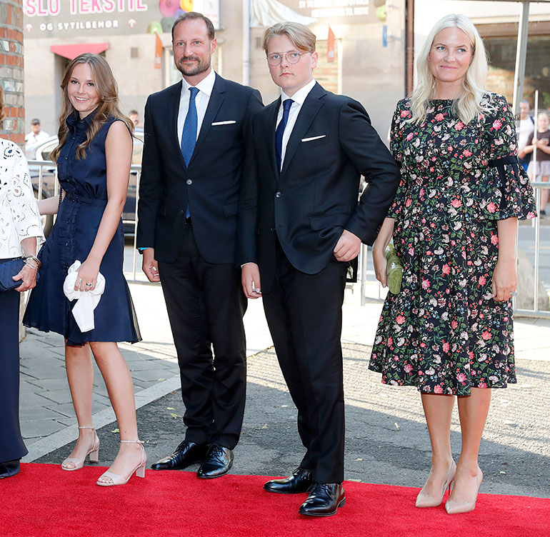 Kruununprinssipari Haakon ja Mette-Marit, prinsessa Ingrid ja prinssi Sverre