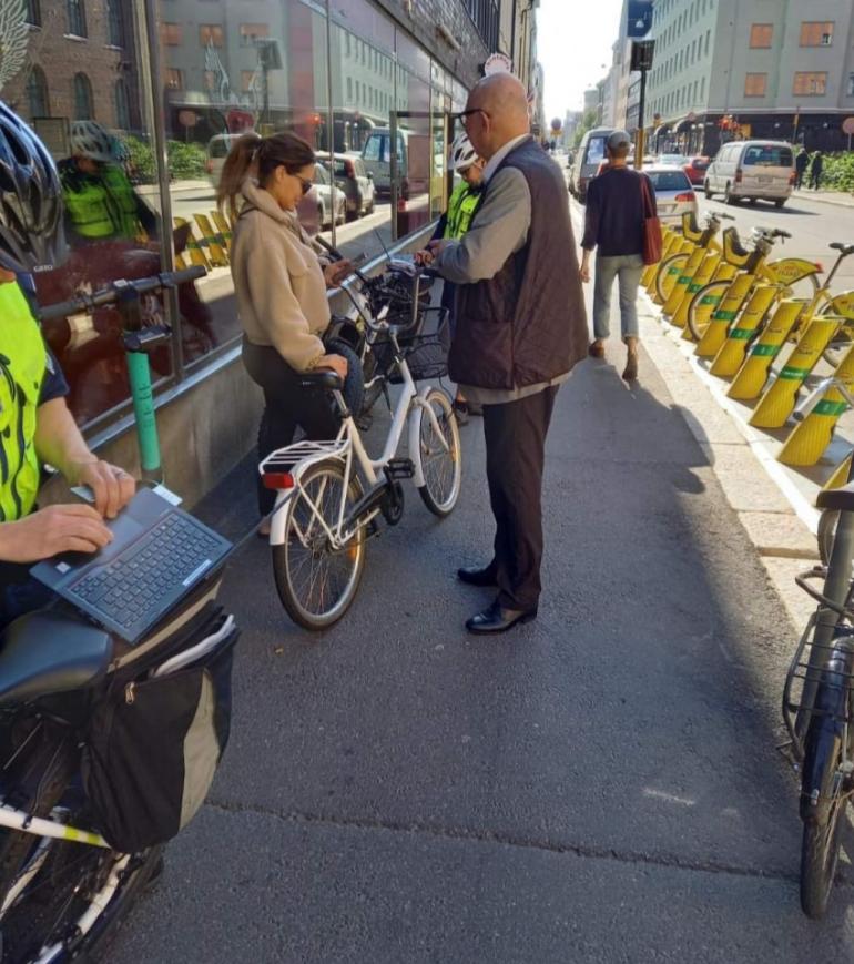 Kaksi polkupyöräpoliisia pysäytti Sofian maanantaina (31.8.) Helsingin Albertinkadulta. Paikalle osunut jalankulkija ikuisti tilanteen.