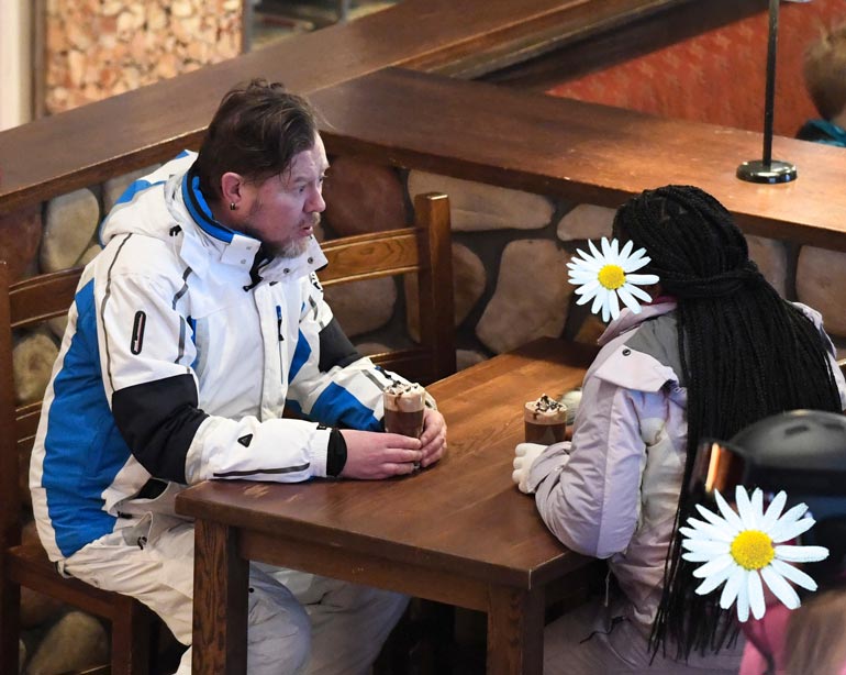 Seiskan paparazzi bongasi alkuvuodesta Pertin ja tämän kenialaisrakkaan suomalaisesta laskettelukeskuksesta.