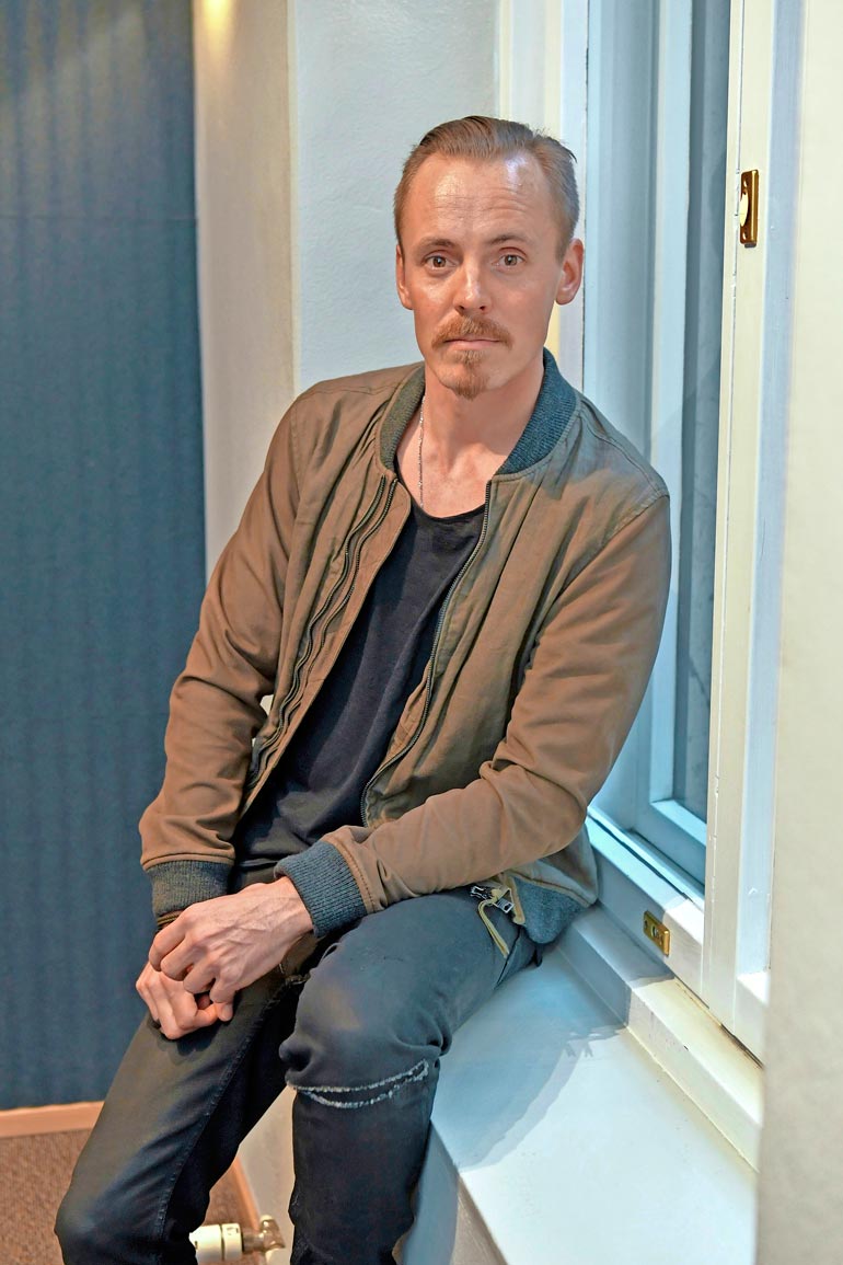 – Pyrimme huumorin keinoin myymään mahdollisimman hyviä kalsareita. Lisäbonuksena on vastuullisuus, Jasper kertoo firman markkinointivideolla.