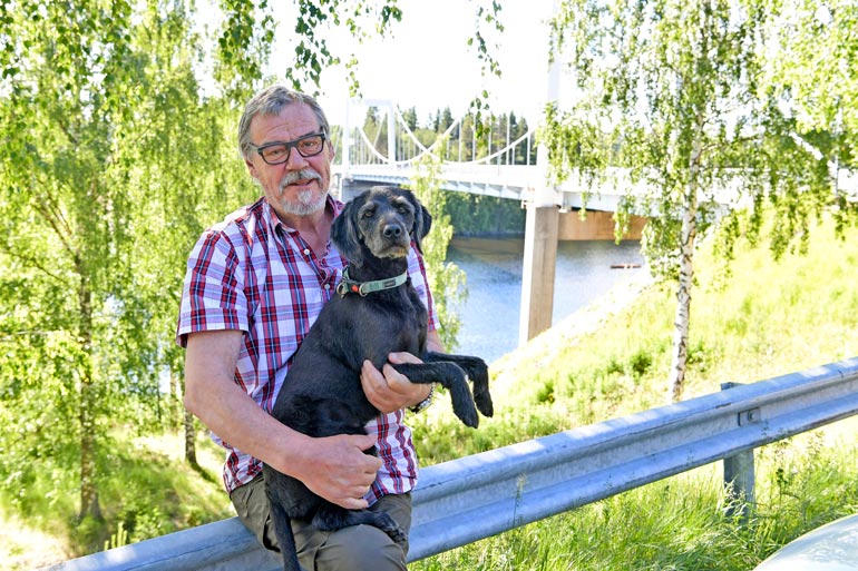 Aake tekee Hönö-koiransa kanssa nyt maltillisia lenkkejä. – Pari korttelia kerrallaan mennään, Aake tuumaa.