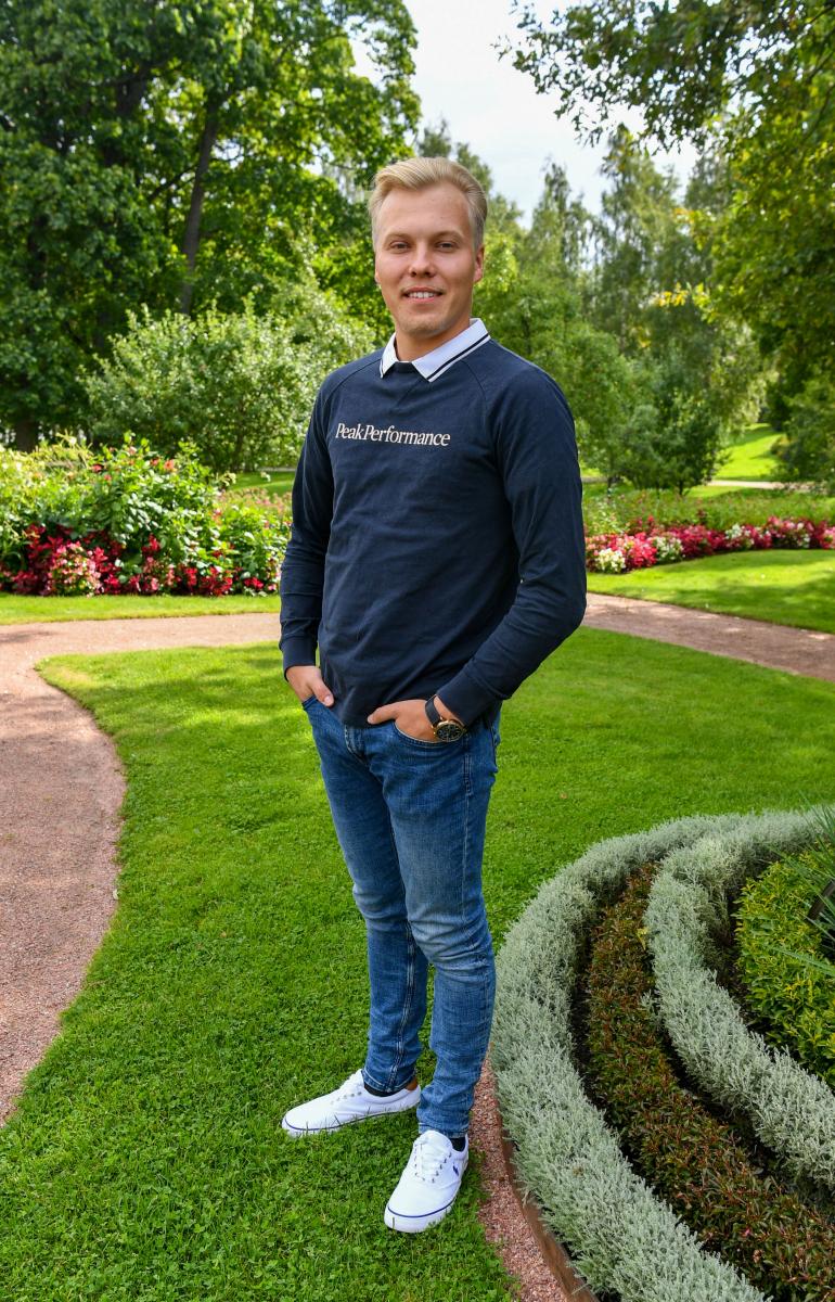 Patrikin treffiseuralainen saapuu tapaamiseen hermostuneena.