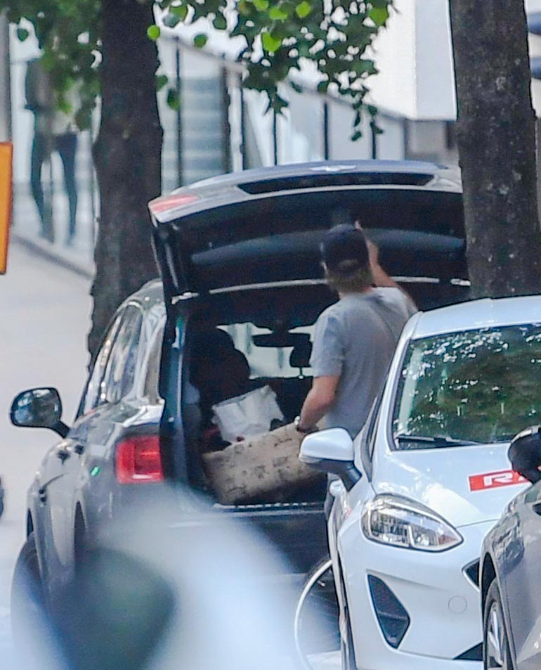 Stefun ylellinen Bentley muuttui hetkessä pesunkestäväksi muuttoautoksi.