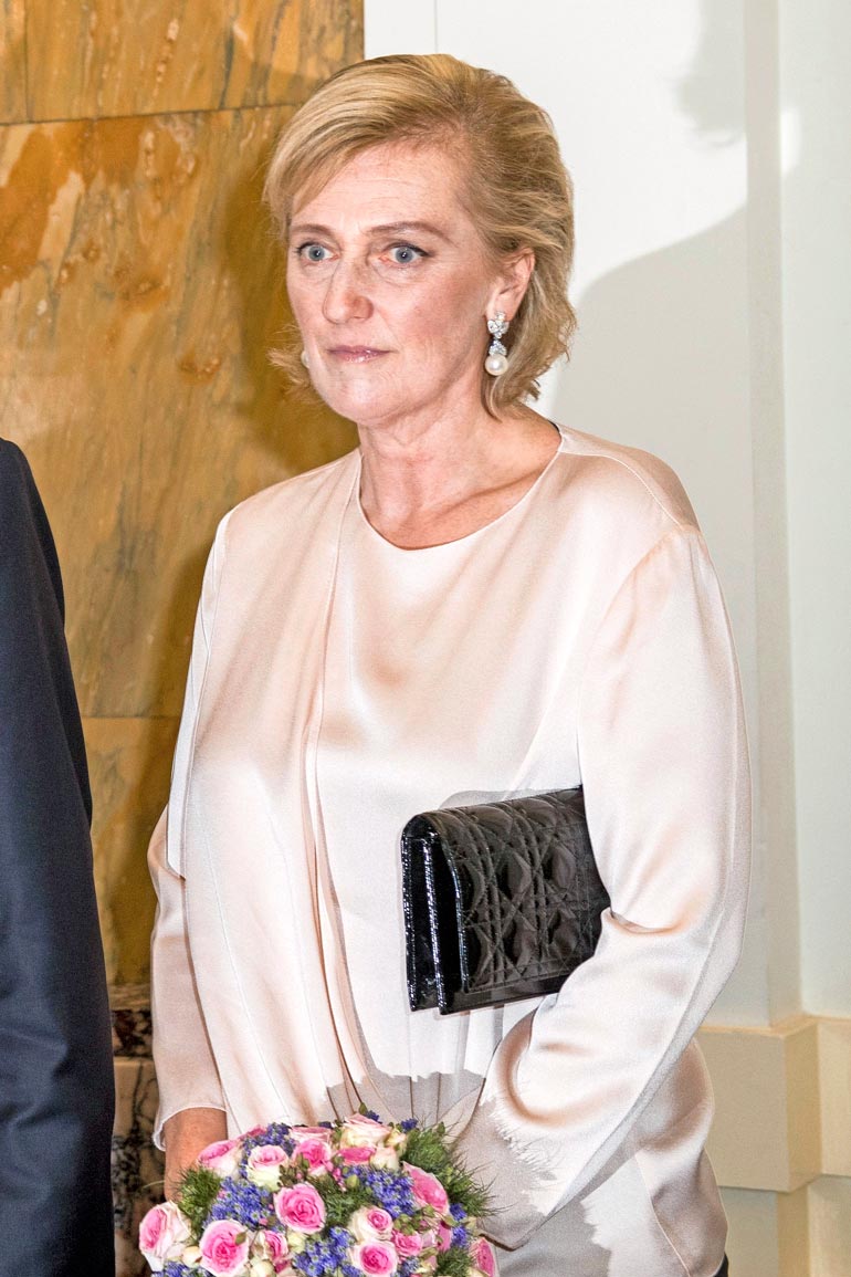 Astrid toipuu kotona urheilutapaturmasta.